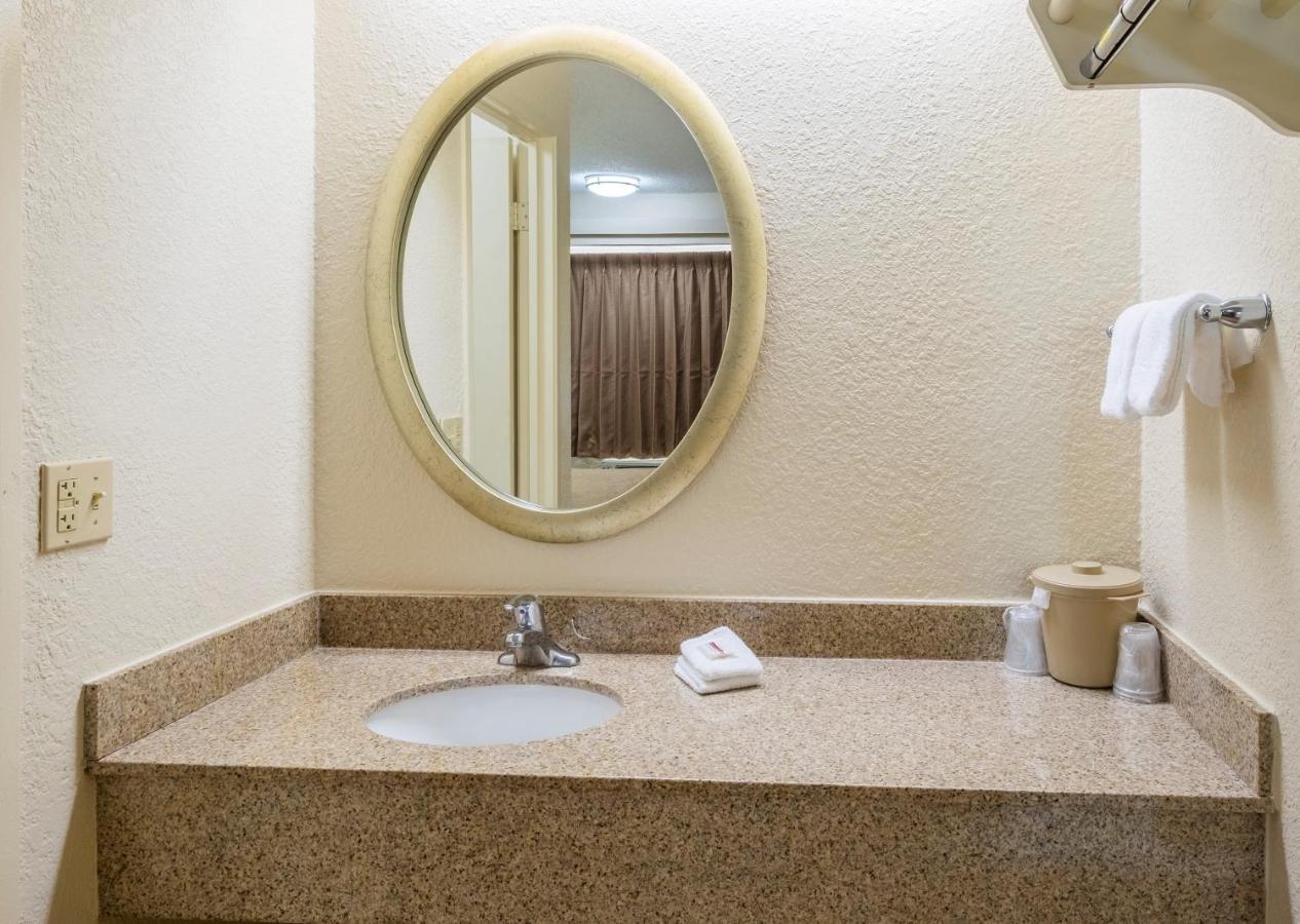 Red Roof Inn Huntington Barboursville Exterior photo